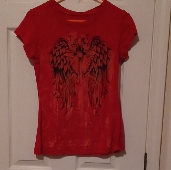 💙🌺Red Graphic Tee with Wing Design - Picture 9 of 9